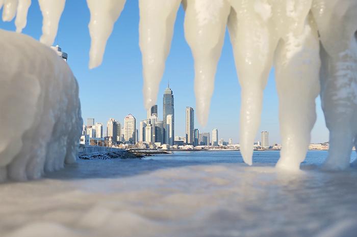 煙臺(tái)海濱凍成冰雪世界