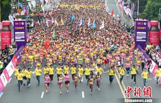 上海浦東國(guó)際女子半程馬拉松開(kāi)跑 姚明亮相