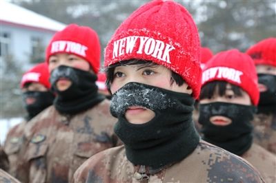 女兵冒零下30℃嚴(yán)寒進(jìn)行軍事訓(xùn)練